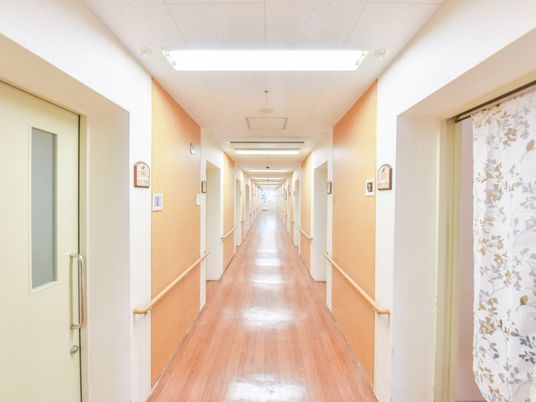 明るい廊下の通路