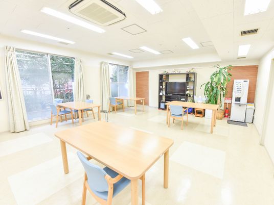 明るい共用ラウンジの風景