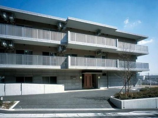 多階層の建物の外観