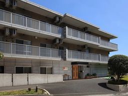 清潔感ある建物のエントランス