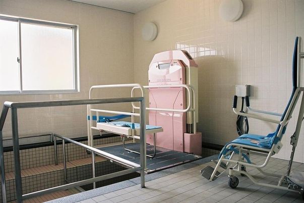 明るい食堂のテーブルセット