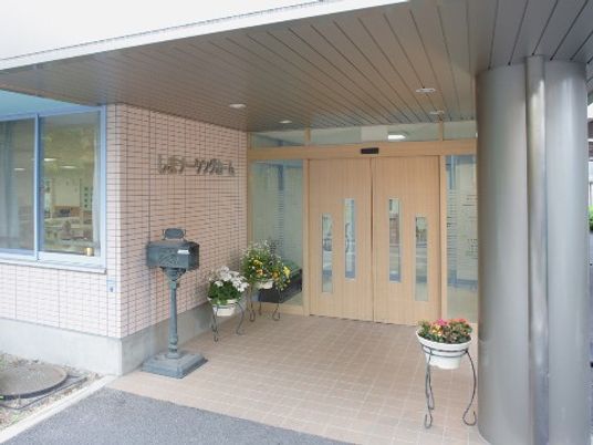 エントランスと花の装飾