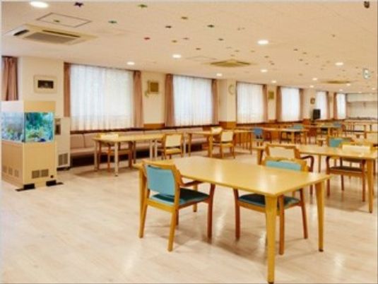 広々とした明るい食堂