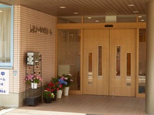 木製扉の玄関  