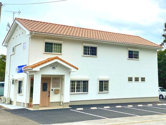 白い建物の外観  