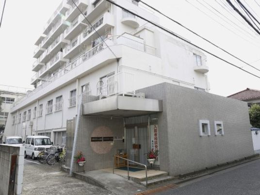 白い外壁の建物エントランス