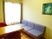 「ひまわりホーム新宿」の談話コーナー。青色の３人ソファーを設置した座り心地が良い。