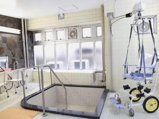 「ひまわりホーム新宿」の浴室。介助手すりを設置している。