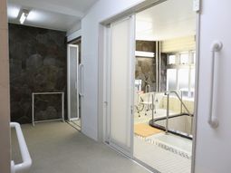 バリアフリー設計の浴室
