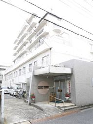 白い建物のエントランス