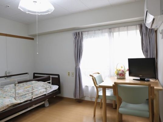 「ひまわりホーム新宿」の居室。シンプルな居室空間になっている。