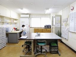 スタッフが作業するオフィス