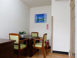 清潔な居室のテーブルセット