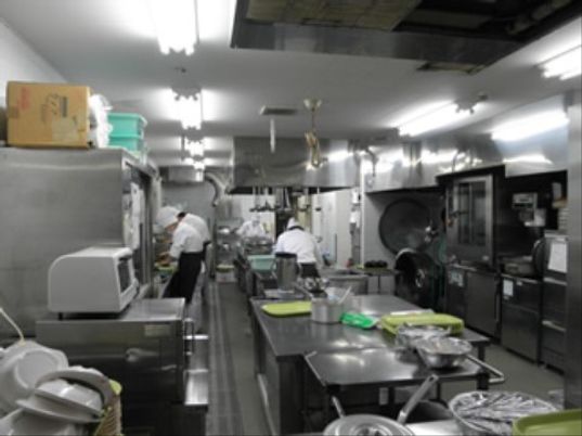 活気ある厨房の様子