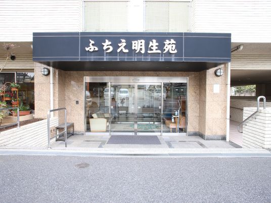 施設正面のエントランス