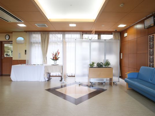 暖かみのある明るいロビー