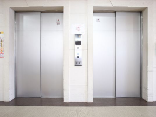 二つの扉のあるエレベーター