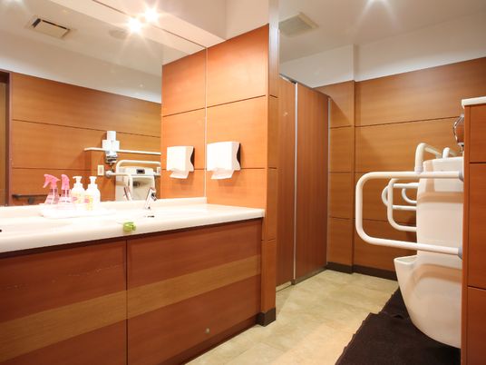 バリアフリー対応の洗面台とトイレ