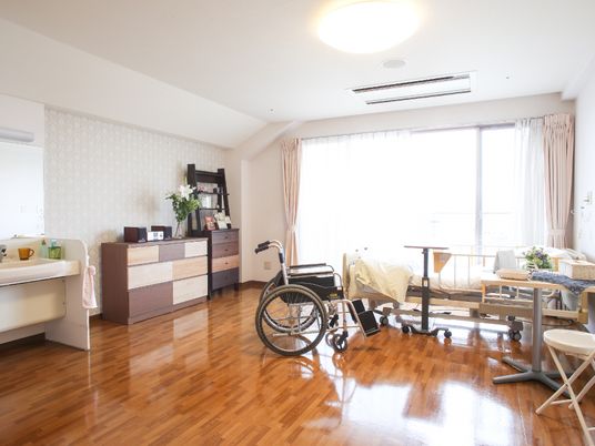 明るい個室居室の一角