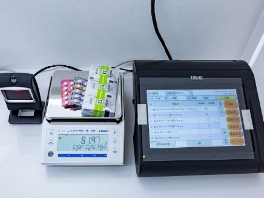 記録機器が並ぶ棚  