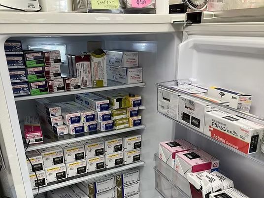 薬品が並ぶ冷蔵庫  