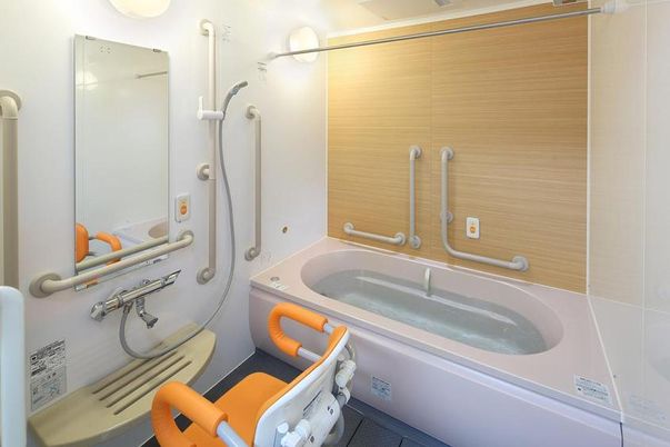 バリアフリー設計の浴室