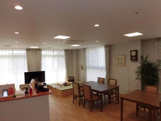 共有スペースの明るい居室