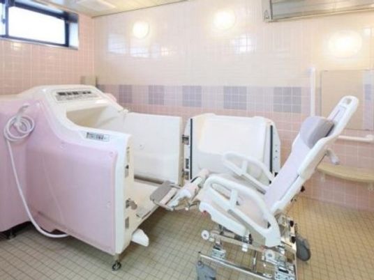 バリアフリー設計の浴室