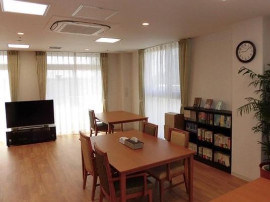 明るい共有リビングスペース