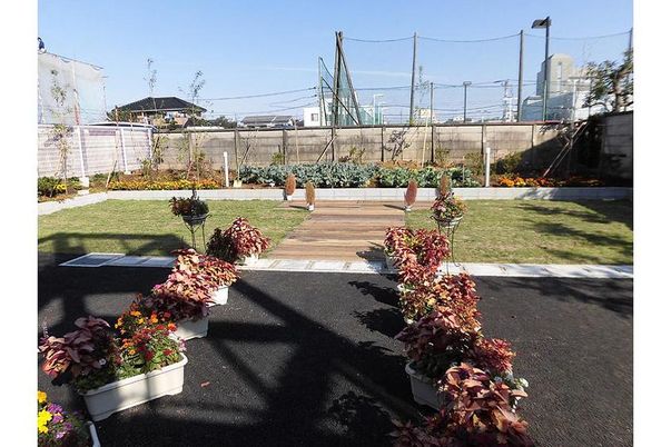 明るい四階建ての外観