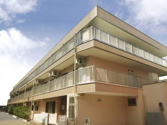 明るい日差しの外観