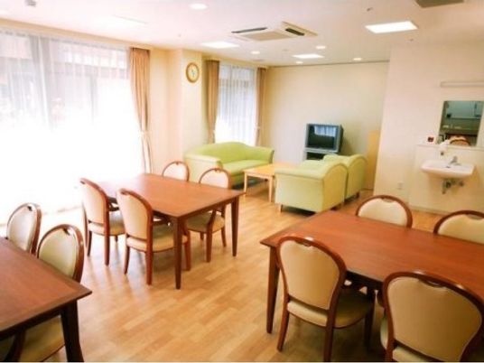 共有スペースの明るい居室