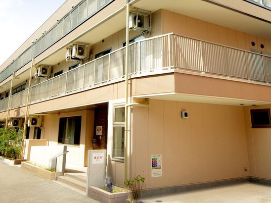 バルコニー付き建物外観