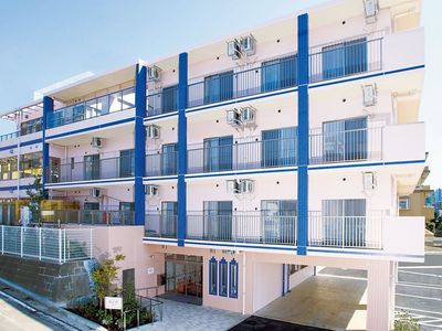 青と白の建物の外観