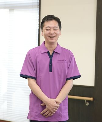 笑顔のスタッフがいる室内