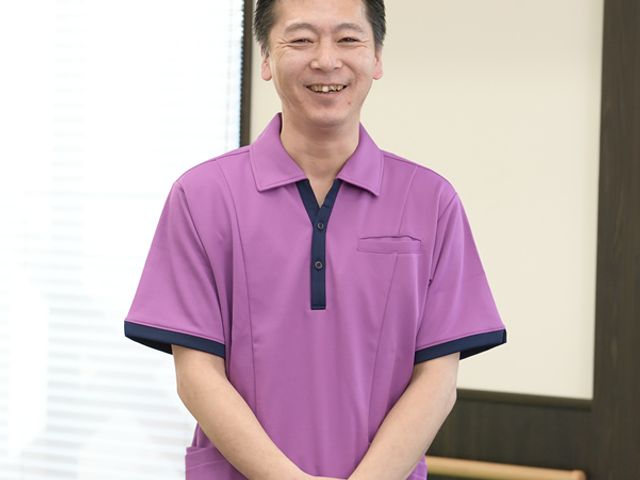 笑顔のスタッフがいる室内 スタッフイメージ 笑顔のスタッフがいる明るい室内です。施設内の雰囲気を知る一助となります。