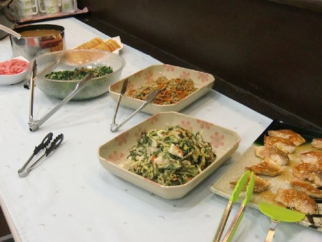おいしい料理が並ぶダイニングルーム ダイニングルーム 多彩な料理が楽しめるスペースです。栄養バランスを考慮した食事が提供されます。