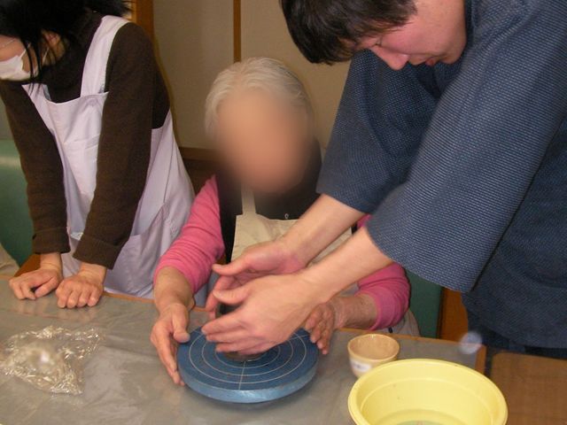 作業を行う利用者 多目的室 利用者が多目的室での作業を通じて、楽しい時間を過ごしています。手厚いサポートが魅力です。
