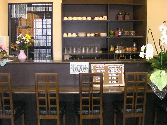 物が並ぶカウンター 内観 ドリンクが並ぶカウンターです。落ち着いた雰囲気で、リラックスできる空間が広がっています。