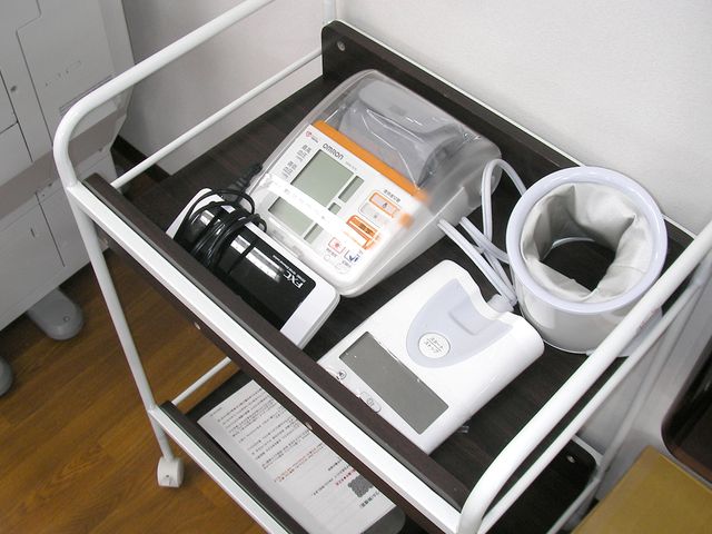健康管理機器のカート 機能訓練室 体調管理に役立つ機器が揃っています。利用者の健康をサポートする設備が整っています。