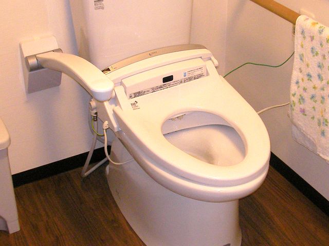 便利な設備のトイレ トイレ 温水洗浄機能付きのトイレは、清潔管理がしやすく、入居者の快適な利用をサポートします。