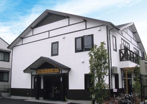 落ち着いた外観の建物