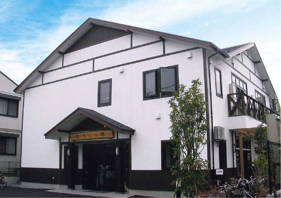 落ち着いた外観の建物