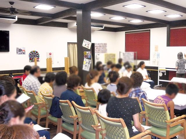 講義の様子の部屋 多目的室 落ち着いた雰囲気の中で、勉強会が行われています。様々な活動に対応できる柔軟な空間です。