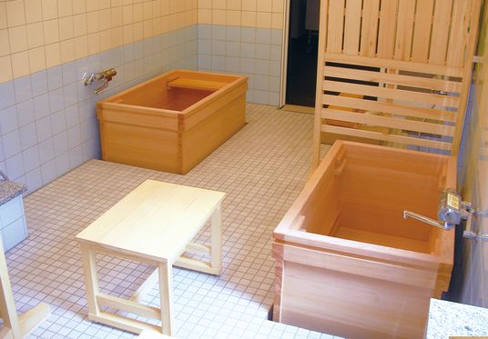 木製の浴槽と洗い場
