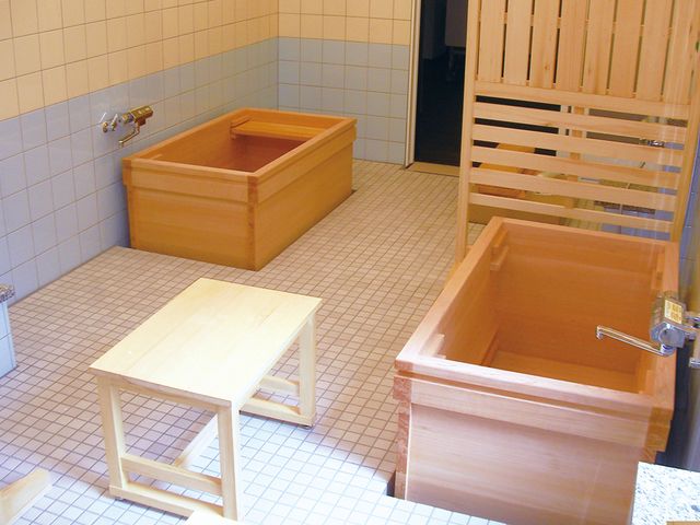 木製の浴槽と洗い場 浴室 木の香りが楽しめる浴槽と洗い場で、リラックスしながらの入浴が可能です。