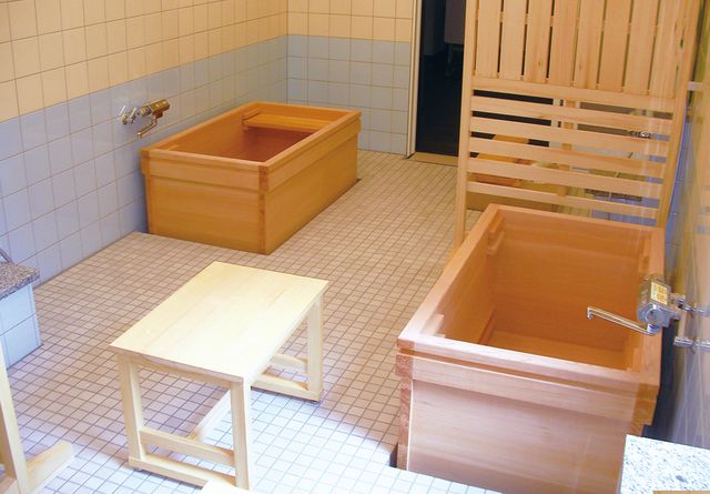 木製の浴槽と洗い場