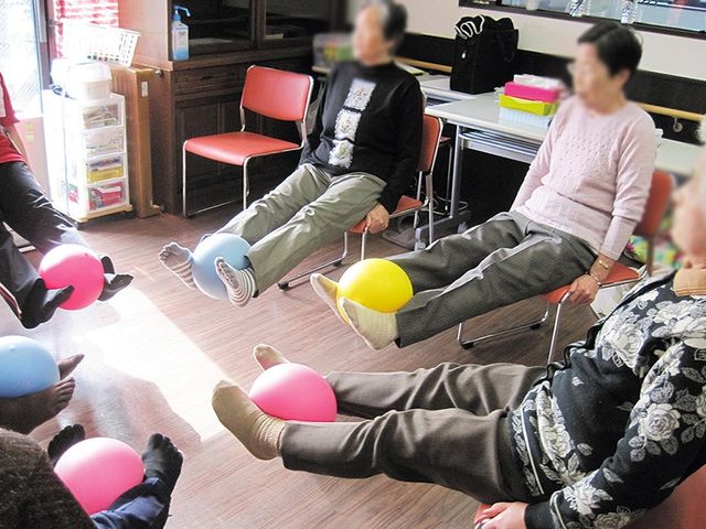 多目的室内の様子 多目的室   多目的室で身体を動かすための活動が行われています。ゆったりしたスペースで安心して参加できます。