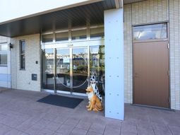 エントランスと動物のオブジェ