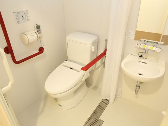 手洗い場とトイレの空間の仕切りには、足の悪い利用者や車いす利用者の安全を考え、段差を極力なくしている。